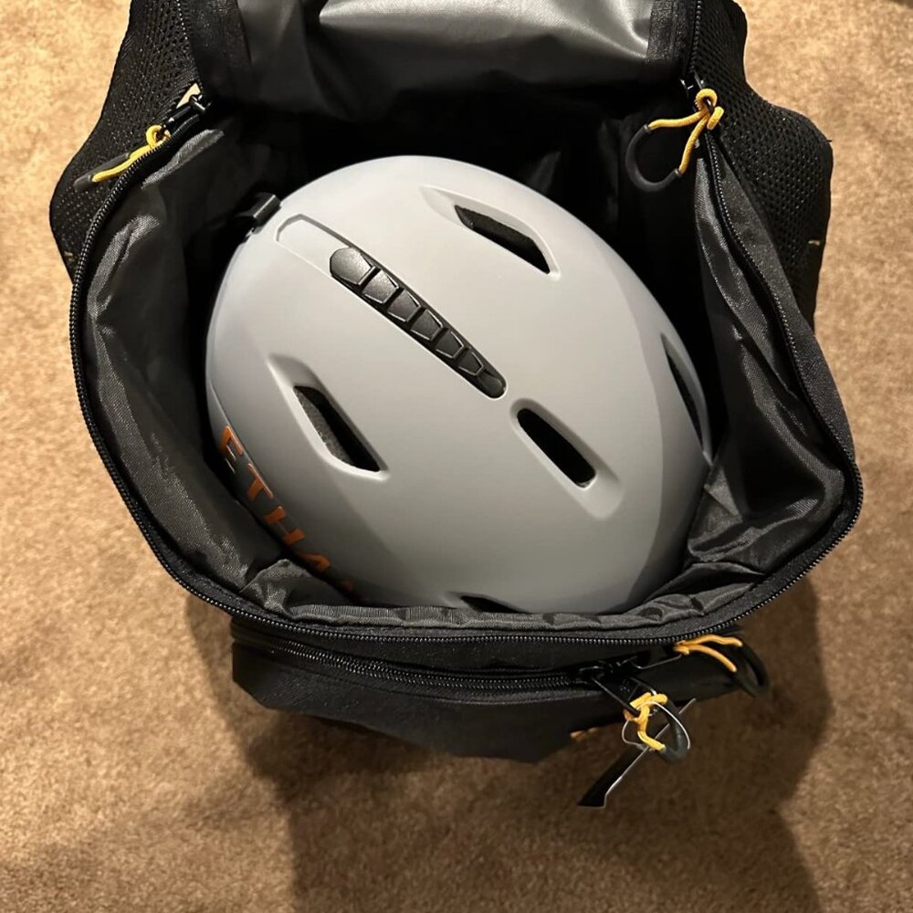 Ski Backpack - Picture 3 of 9